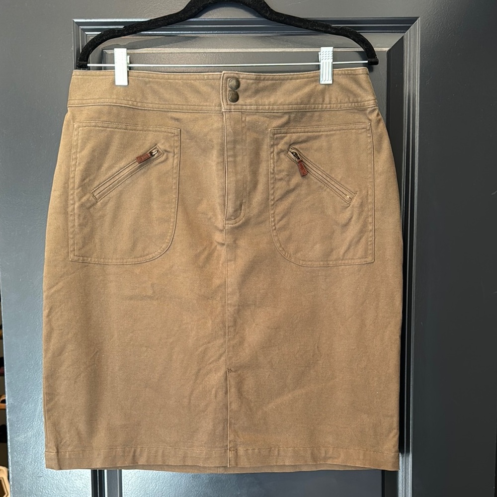 Chic Tan Skirt with Zipper Pockets